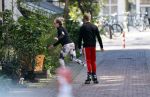 Amsterdam 11 april 2020
Alex Klaassen met een vriendin op rollerskates.