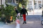 Amsterdam 11 april 2020
Alex Klaassen met een vriendin op rollerskates.