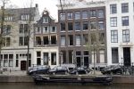 Amsterdam 13 april 2020
Huis Andre v Duin met een beertje voor het raam