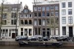 Amsterdam 13 april 2020
Huis Andre v Duin met een beertje voor het raam
