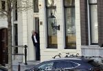 Amsterdam 14 april 2020
Andre v Duin gaat lekker vanaf zijn huis wandelen . Voor zijn raam staat een speelgoed beer voor de kinderen die de berenroute lopen . De beer was van zijn partner Martin