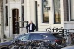 Amsterdam 14 april 2020
Andre v Duin gaat lekker vanaf zijn huis wandelen . Voor zijn raam staat een speelgoed beer voor de kinderen die de berenroute lopen . De beer was van zijn partner Martin