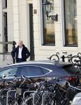 Amsterdam 14 april 2020
Andre v Duin gaat lekker vanaf zijn huis wandelen . Voor zijn raam staat een speelgoed beer voor de kinderen die de berenroute lopen . De beer was van zijn partner Martin