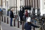 Amsterdam 14 april 2020
Andre v Duin gaat lekker vanaf zijn huis wandelen . Voor zijn raam staat een speelgoed beer voor de kinderen die de berenroute lopen . De beer was van zijn partner Martin