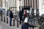 Amsterdam 14 april 2020
Andre v Duin gaat lekker vanaf zijn huis wandelen . Voor zijn raam staat een speelgoed beer voor de kinderen die de berenroute lopen . De beer was van zijn partner Martin