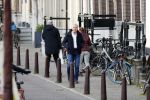 Amsterdam 14 april 2020
Andre v Duin gaat lekker vanaf zijn huis wandelen . Voor zijn raam staat een speelgoed beer voor de kinderen die de berenroute lopen . De beer was van zijn partner Martin