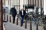 Amsterdam 14 april 2020
Andre v Duin gaat lekker vanaf zijn huis wandelen . Voor zijn raam staat een speelgoed beer voor de kinderen die de berenroute lopen . De beer was van zijn partner Martin