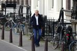 Amsterdam 14 april 2020
Andre v Duin gaat lekker vanaf zijn huis wandelen . Voor zijn raam staat een speelgoed beer voor de kinderen die de berenroute lopen . De beer was van zijn partner Martin