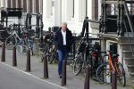 Amsterdam 14 april 2020
Andre v Duin gaat lekker vanaf zijn huis wandelen . Voor zijn raam staat een speelgoed beer voor de kinderen die de berenroute lopen . De beer was van zijn partner Martin