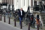 Amsterdam 14 april 2020
Andre v Duin gaat lekker vanaf zijn huis wandelen . Voor zijn raam staat een speelgoed beer voor de kinderen die de berenroute lopen . De beer was van zijn partner Martin