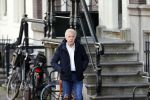 Amsterdam 14 april 2020
Andre v Duin gaat lekker vanaf zijn huis wandelen . Voor zijn raam staat een speelgoed beer voor de kinderen die de berenroute lopen . De beer was van zijn partner Martin