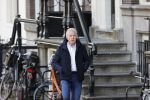 Amsterdam 14 april 2020
Andre v Duin gaat lekker vanaf zijn huis wandelen . Voor zijn raam staat een speelgoed beer voor de kinderen die de berenroute lopen . De beer was van zijn partner Martin