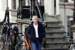 Amsterdam 14 april 2020
Andre v Duin gaat lekker vanaf zijn huis wandelen . Voor zijn raam staat een speelgoed beer voor de kinderen die de berenroute lopen . De beer was van zijn partner Martin