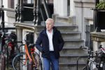 Amsterdam 14 april 2020
Andre v Duin gaat lekker vanaf zijn huis wandelen . Voor zijn raam staat een speelgoed beer voor de kinderen die de berenroute lopen . De beer was van zijn partner Martin