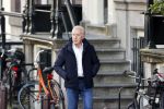 Amsterdam 14 april 2020
Andre v Duin gaat lekker vanaf zijn huis wandelen . Voor zijn raam staat een speelgoed beer voor de kinderen die de berenroute lopen . De beer was van zijn partner Martin