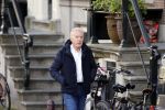 Amsterdam 14 april 2020
Andre v Duin gaat lekker vanaf zijn huis wandelen . Voor zijn raam staat een speelgoed beer voor de kinderen die de berenroute lopen . De beer was van zijn partner Martin