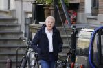 Amsterdam 14 april 2020
Andre v Duin gaat lekker vanaf zijn huis wandelen . Voor zijn raam staat een speelgoed beer voor de kinderen die de berenroute lopen . De beer was van zijn partner Martin