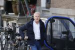 Amsterdam 14 april 2020
Andre v Duin gaat lekker vanaf zijn huis wandelen . Voor zijn raam staat een speelgoed beer voor de kinderen die de berenroute lopen . De beer was van zijn partner Martin