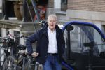 Amsterdam 14 april 2020
Andre v Duin gaat lekker vanaf zijn huis wandelen . Voor zijn raam staat een speelgoed beer voor de kinderen die de berenroute lopen . De beer was van zijn partner Martin
