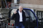 Amsterdam 14 april 2020
Andre v Duin gaat lekker vanaf zijn huis wandelen . Voor zijn raam staat een speelgoed beer voor de kinderen die de berenroute lopen . De beer was van zijn partner Martin