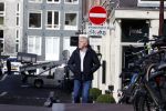 Amsterdam 14 april 2020
Andre v Duin gaat lekker vanaf zijn huis wandelen . Voor zijn raam staat een speelgoed beer voor de kinderen die de berenroute lopen . De beer was van zijn partner Martin