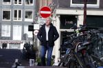 Amsterdam 14 april 2020
Andre v Duin gaat lekker vanaf zijn huis wandelen . Voor zijn raam staat een speelgoed beer voor de kinderen die de berenroute lopen . De beer was van zijn partner Martin