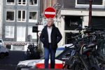 Amsterdam 14 april 2020
Andre v Duin gaat lekker vanaf zijn huis wandelen . Voor zijn raam staat een speelgoed beer voor de kinderen die de berenroute lopen . De beer was van zijn partner Martin