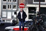 Amsterdam 14 april 2020
Andre v Duin gaat lekker vanaf zijn huis wandelen . Voor zijn raam staat een speelgoed beer voor de kinderen die de berenroute lopen . De beer was van zijn partner Martin