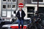 Amsterdam 14 april 2020
Andre v Duin gaat lekker vanaf zijn huis wandelen . Voor zijn raam staat een speelgoed beer voor de kinderen die de berenroute lopen . De beer was van zijn partner Martin