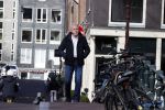 Amsterdam 14 april 2020
Andre v Duin gaat lekker vanaf zijn huis wandelen . Voor zijn raam staat een speelgoed beer voor de kinderen die de berenroute lopen . De beer was van zijn partner Martin
