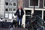 Amsterdam 14 april 2020
Andre v Duin gaat lekker vanaf zijn huis wandelen . Voor zijn raam staat een speelgoed beer voor de kinderen die de berenroute lopen . De beer was van zijn partner Martin