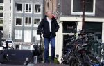 Amsterdam 14 april 2020
Andre v Duin gaat lekker vanaf zijn huis wandelen . Voor zijn raam staat een speelgoed beer voor de kinderen die de berenroute lopen . De beer was van zijn partner Martin