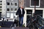 Amsterdam 14 april 2020
Andre v Duin gaat lekker vanaf zijn huis wandelen . Voor zijn raam staat een speelgoed beer voor de kinderen die de berenroute lopen . De beer was van zijn partner Martin