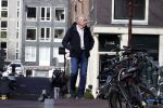 Amsterdam 14 april 2020
Andre v Duin gaat lekker vanaf zijn huis wandelen . Voor zijn raam staat een speelgoed beer voor de kinderen die de berenroute lopen . De beer was van zijn partner Martin