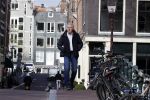 Amsterdam 14 april 2020
Andre v Duin gaat lekker vanaf zijn huis wandelen . Voor zijn raam staat een speelgoed beer voor de kinderen die de berenroute lopen . De beer was van zijn partner Martin