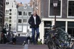 Amsterdam 14 april 2020
Andre v Duin gaat lekker vanaf zijn huis wandelen . Voor zijn raam staat een speelgoed beer voor de kinderen die de berenroute lopen . De beer was van zijn partner Martin