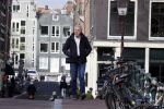 Amsterdam 14 april 2020
Andre v Duin gaat lekker vanaf zijn huis wandelen . Voor zijn raam staat een speelgoed beer voor de kinderen die de berenroute lopen . De beer was van zijn partner Martin