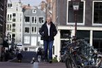 Amsterdam 14 april 2020
Andre v Duin gaat lekker vanaf zijn huis wandelen . Voor zijn raam staat een speelgoed beer voor de kinderen die de berenroute lopen . De beer was van zijn partner Martin