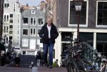 Amsterdam 14 april 2020
Andre v Duin gaat lekker vanaf zijn huis wandelen . Voor zijn raam staat een speelgoed beer voor de kinderen die de berenroute lopen . De beer was van zijn partner Martin