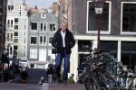 Amsterdam 14 april 2020
Andre v Duin gaat lekker vanaf zijn huis wandelen . Voor zijn raam staat een speelgoed beer voor de kinderen die de berenroute lopen . De beer was van zijn partner Martin