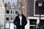 Amsterdam 14 april 2020
Andre v Duin gaat lekker vanaf zijn huis wandelen . Voor zijn raam staat een speelgoed beer voor de kinderen die de berenroute lopen . De beer was van zijn partner Martin