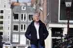 Amsterdam 14 april 2020
Andre v Duin gaat lekker vanaf zijn huis wandelen . Voor zijn raam staat een speelgoed beer voor de kinderen die de berenroute lopen . De beer was van zijn partner Martin