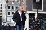 Amsterdam 14 april 2020
Andre v Duin gaat lekker vanaf zijn huis wandelen . Voor zijn raam staat een speelgoed beer voor de kinderen die de berenroute lopen . De beer was van zijn partner Martin