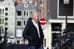 Amsterdam 14 april 2020
Andre v Duin gaat lekker vanaf zijn huis wandelen . Voor zijn raam staat een speelgoed beer voor de kinderen die de berenroute lopen . De beer was van zijn partner Martin