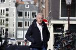 Amsterdam 14 april 2020
Andre v Duin gaat lekker vanaf zijn huis wandelen . Voor zijn raam staat een speelgoed beer voor de kinderen die de berenroute lopen . De beer was van zijn partner Martin