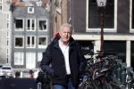 Amsterdam 14 april 2020
Andre v Duin gaat lekker vanaf zijn huis wandelen . Voor zijn raam staat een speelgoed beer voor de kinderen die de berenroute lopen . De beer was van zijn partner Martin