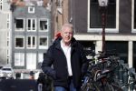 Amsterdam 14 april 2020
Andre v Duin gaat lekker vanaf zijn huis wandelen . Voor zijn raam staat een speelgoed beer voor de kinderen die de berenroute lopen . De beer was van zijn partner Martin