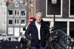 Amsterdam 14 april 2020
Andre v Duin gaat lekker vanaf zijn huis wandelen . Voor zijn raam staat een speelgoed beer voor de kinderen die de berenroute lopen . De beer was van zijn partner Martin