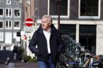 Amsterdam 14 april 2020
Andre v Duin gaat lekker vanaf zijn huis wandelen . Voor zijn raam staat een speelgoed beer voor de kinderen die de berenroute lopen . De beer was van zijn partner Martin