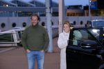 Schiphol 19 maart 2020
Romy Monteiro en haar vriend Jasper Suyk arriveren vanuit bangkok op Schiphol . Moeder Antje en haar partner Dennis halen ze op . Ook hun hondje is erbij.